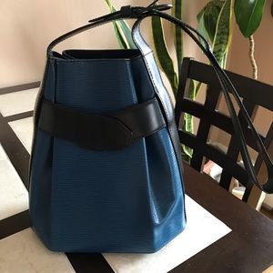 Louis Vuitton twist bucket bag